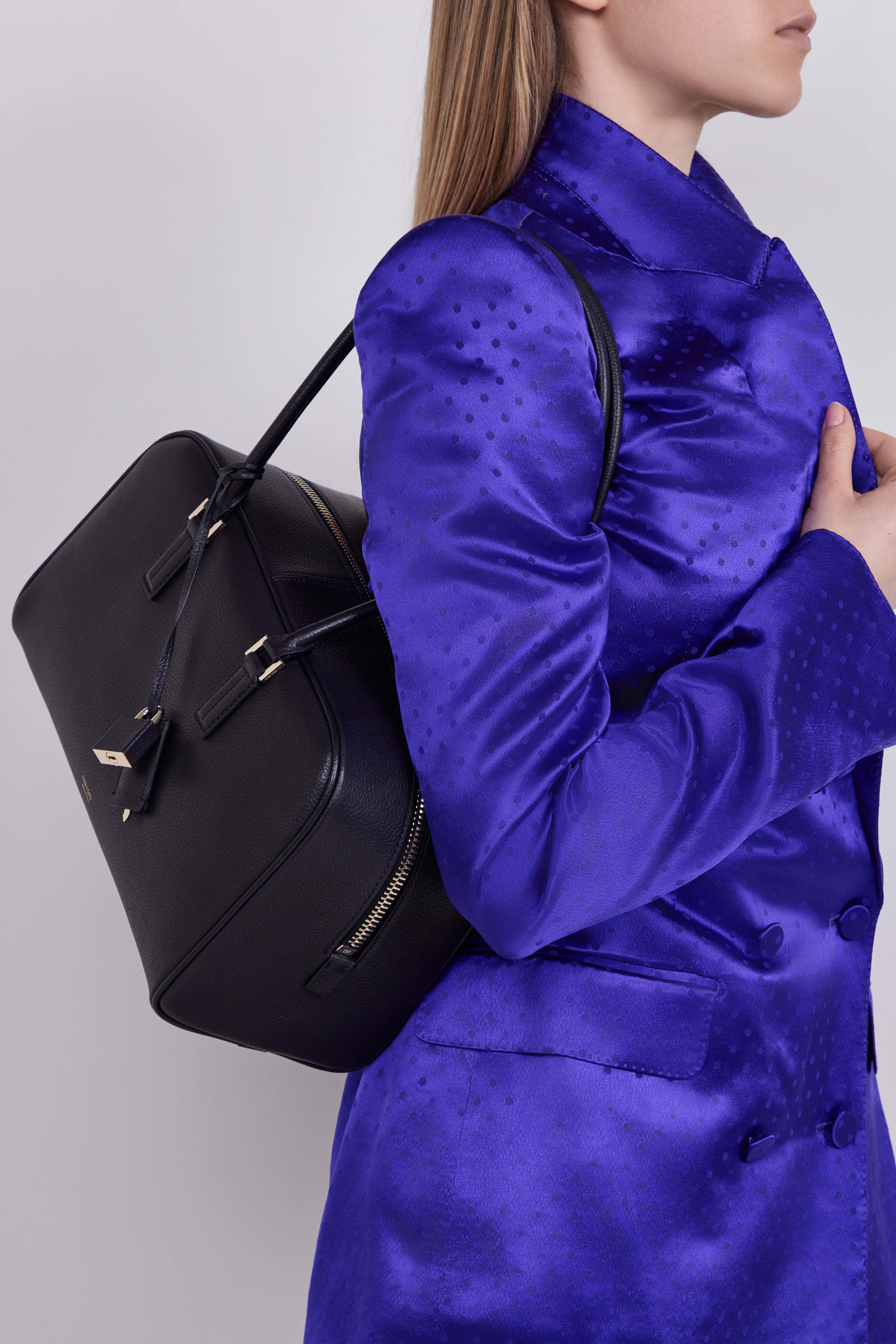 תמונת כל הלוק של תיק כתף סמול